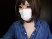 日本口罩嫩妹在公廁揉乳摳逼擼蒂