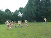 性感女足球隊員裸體練習球技